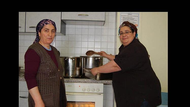 Frauen übernehmen den wichtigsten Part beim Kochen, Männer dürfen helfen. Asiye (links) und Birsel Birinci sind immer dabei. Foto: Helke Renner