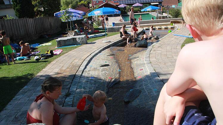 Spiel-Bachlauf, Schwimmbecken, Wasserrutsche und Liegewiese - im Naturbad Aura gibt es alles, was es für einen verplanschten Nachmittag braucht. Fotos: Carmen Schmitt