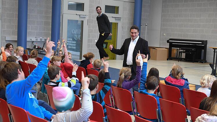 Eric Sucky, Professor an der Universität Bamberg, erklärte mit seinem Kollegen Jonas Wiese, was Logistik ist und warum der Nikolaus sich damit auskennen muss. Foto: Ronald Rinklef
