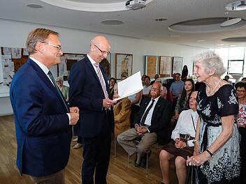 Oberbürgermeister Andreas Starke (links) und MGO-Geshäftsführer Walter Schweinsberg zeichnen die 94-jährige Erika Hess mit der Bamberger Bürgernadel aus. Die Veranstaltung fand im Haus der Mediengruppe Oberfranken statt. Foto: Matthias Hoch