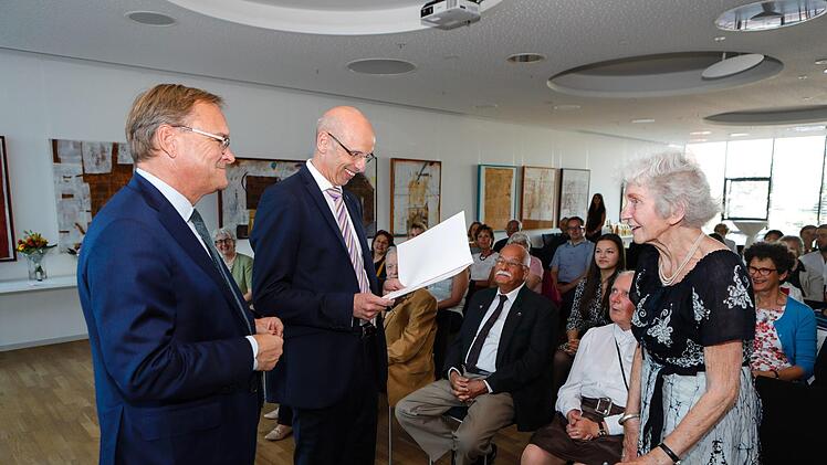 Oberbürgermeister Andreas Starke (links) und MGO-Geshäftsführer Walter Schweinsberg zeichnen die 94-jährige Erika Hess mit der Bamberger Bürgernadel aus. Die Veranstaltung fand im Haus der Mediengruppe Oberfranken statt. Foto: Matthias Hoch