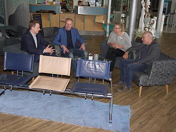 Vorne alt, hinten neu: Aus den uncharmanten Leder-Stühlen auf blauem Teppich sind bequeme Sessel auf einem Boden im Holzdesign geworden. Tobias Ehrlicher, Lutz Lange, Stine Michel und Michael Fischer wollen da im Foyer der "Therme Natur" am liebsten gar nicht aufstehen.Berthold Köhler
