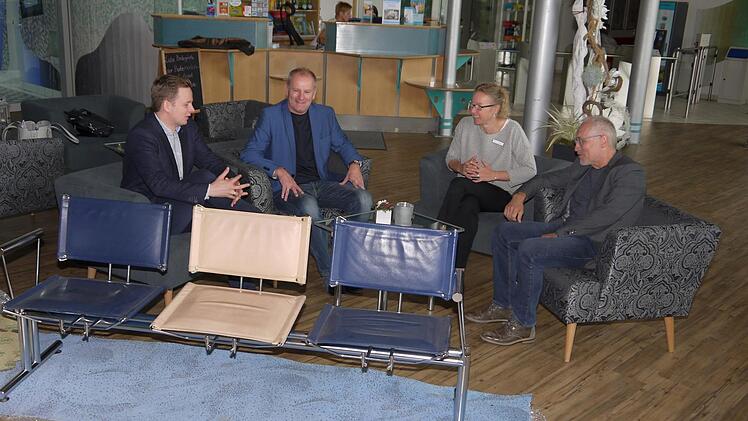 Vorne alt, hinten neu: Aus den uncharmanten Leder-Stühlen auf blauem Teppich sind bequeme Sessel auf einem Boden im Holzdesign geworden. Tobias Ehrlicher, Lutz Lange, Stine Michel und Michael Fischer wollen da im Foyer der "Therme Natur" am liebsten gar nicht aufstehen.Berthold Köhler