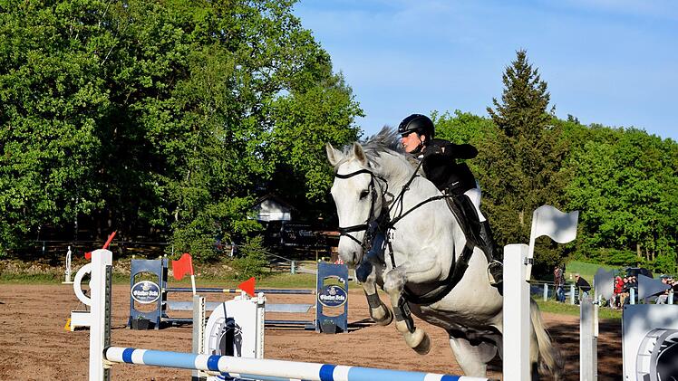 Viele spannende Dressurentscheidungen Reitsportereignisse konnten die Zuschauer an vier Turniertagen in Theisau miterleben.  Foto: Dieter Radziej
