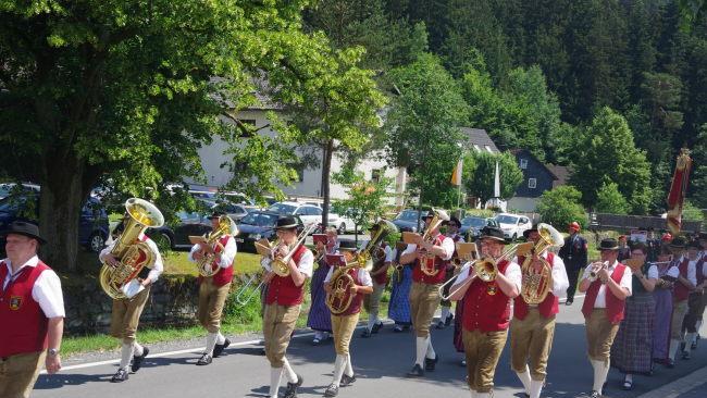 Der gro&szlig;e Festumzug bildete den H&ouml;hepunkt des 125-j&auml;hrigen Jubil&auml;ums der FFW Gifting. Foto: Heike Sch&uuml;lein