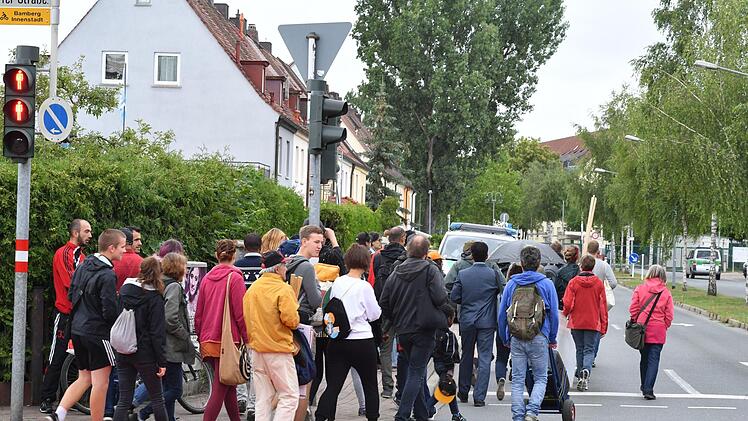 200 Menschen demonstrierten am Samstag, 23. Juni, gegen die Aufnahmeeinrichtung Oberfranken. Foto: Ronald Rinklef