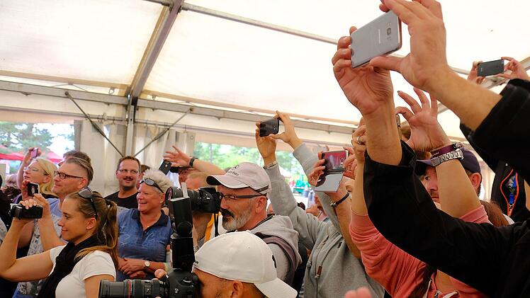 Die Fans freuten sich über die Erfolge der Jugend-Kartfahrer. Foto: Gerd Schaar