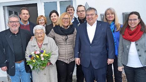 Rita Wittmann (vorne mit Blumen) wurde mit Glückwünschen überhäuft. Vorne von links ihre Kinder Alfred Wittmann, Elisabeth Foidl und Jürgen Wittmann, Zweite Bürgermeisterin Angela Hofmann (zweite Reihe 3. von links), vom BRK Heidi Beyerle (zweite Reihe 2. von links) und Roland Beierwaltes (4. v. l.) und weitere Familienangehörige.  Foto: eh