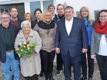 Rita Wittmann (vorne mit Blumen) wurde mit Glückwünschen überhäuft. Vorne von links ihre Kinder Alfred Wittmann, Elisabeth Foidl und Jürgen Wittmann, Zweite Bürgermeisterin Angela Hofmann (zweite Reihe 3. von links), vom BRK Heidi Beyerle (zweite Reihe 2. von links) und Roland Beierwaltes (4. v. l.) und weitere Familienangehörige.  Foto: eh