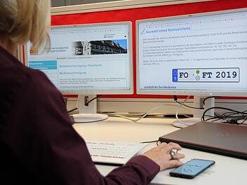 Per Mausklick das gewünschte Autokennzeichen reservieren oder eine Meldebescheinigung beantragen: Das Landratsamt Forchheim und einige Kommunen bieten erste Services an. Bis 2022 sollen alle deutschen Verwaltungen mögliche Leistungen online nutzbar machen.Ronald Heck