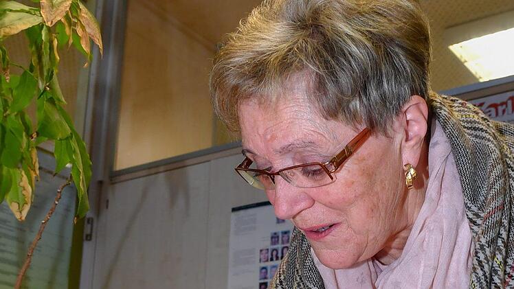 Roswitha Wagner unterschreibt die Abgabe ihres F&uuml;hrerscheinsFoto: Ronald Rinklef