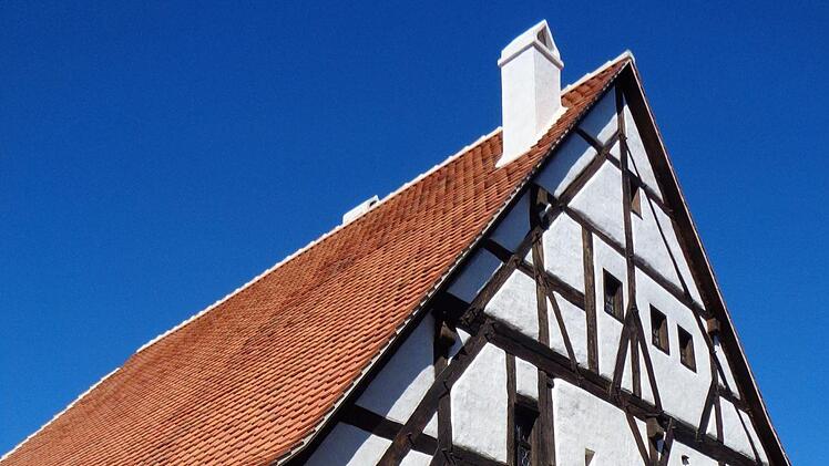 Noch wird fleißig am Wiederaufbau gearbeitet. Spätestens im Sommer 2021 sollen Besucher das alte Badhaus im Freilandmuseum erkunden können. Fränkisches Freilandmuseum Bad Windsheim/ Dieter Gottschalk
