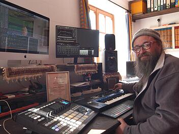Michael Hilbel in seinem Tonstudio in Großbardorf. Hier mischt er aus einzelnen Tonspuren komplexe Sounds zusammen.   Foto: Michael Petzold