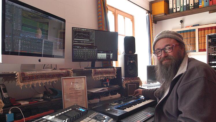 Michael Hilbel in seinem Tonstudio in Großbardorf. Hier mischt er aus einzelnen Tonspuren komplexe Sounds zusammen.   Foto: Michael Petzold
