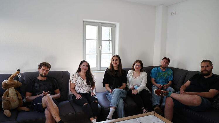 Philipp Hacker, Michelle Oetter, FSJlerin Julie Lorenz, Laura Mestel, Anton Sch&uuml;lein und Hendrik Hermsd&ouml;rfer sitzen schon mal Probe und sammeln Ideen f&uuml;r die Einweihung.