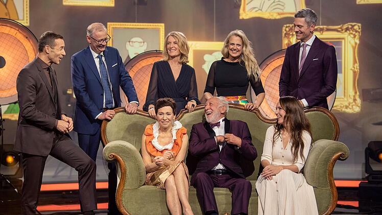 Gruppenbild mit dem Original-Sofa aus den "Loriot"-Shows. "Loriot ist unser König", sagte Iris Berben. Didi Hallervorden: "Er ist der Meister."