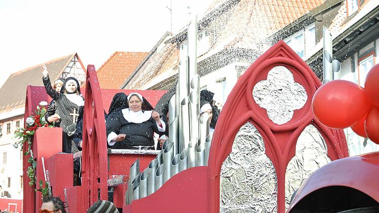 Die Krümler als Sister Act mit Orgel und Konfetti-Kanone