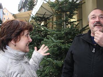 Jedes Jahr das Gleiche: Ronald fällt wieder nichts ein, was man an Weihnachten essen und den Kindern schenken könnte. Andrea ist am Verzweifeln, weil alles an ihr hängen bleibt, ihr Mann amüsiert sich nur über das Geschimpfe. Bei Familie Hattwig ist der Stress für unser Foto nur gestellt, in vielen Familien ist er dagegen Realität. Foto: Diana Fuchs