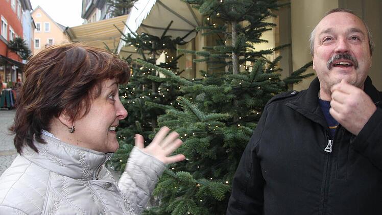 Jedes Jahr das Gleiche: Ronald fällt wieder nichts ein, was man an Weihnachten essen und den Kindern schenken könnte. Andrea ist am Verzweifeln, weil alles an ihr hängen bleibt, ihr Mann amüsiert sich nur über das Geschimpfe. Bei Familie Hattwig ist der Stress für unser Foto nur gestellt, in vielen Familien ist er dagegen Realität. Foto: Diana Fuchs