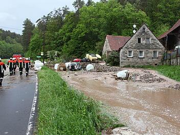 Ein Bild der Verwüstung: An der Paßmühle in der Nähe von Neubrunn und Breitbrunn konnten die Feuerwehrleute teilweise nur hilflos zusehen, wie die Wassermassen die Mühle und das umliegende Grundstück verschluckten. Hier gab es die größten Schäden. Foto: Archiv/Michael Will