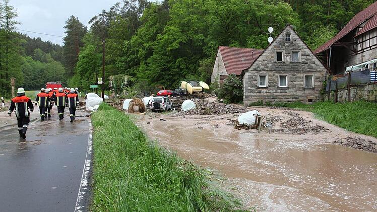 Ein Bild der Verwüstung: An der Paßmühle in der Nähe von Neubrunn und Breitbrunn konnten die Feuerwehrleute teilweise nur hilflos zusehen, wie die Wassermassen die Mühle und das umliegende Grundstück verschluckten. Hier gab es die größten Schäden. Foto: Archiv/Michael Will