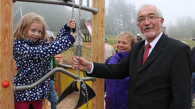 Leandra freut sich zusammen mit Organisationsleiterin Elfriede Höglmeier und Regierungspräsident Dr. Paul Beinhofer am Sandturm über das neue Spielparadies am Würzburger Karl-Straub-Haus. Foto: Gerd Schaar