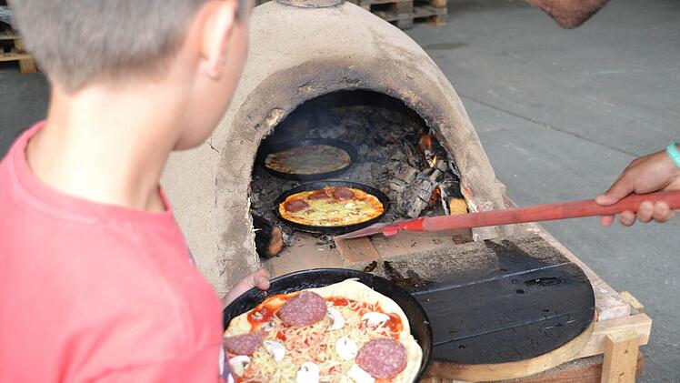 Zum Glück werden die Pizzen im Lehmofen schnell fertig.