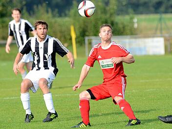 Vestenbergsgreuths Kapitän Christian Lottes (rechts) steht genau richtig, Ole Westerholt von der Victoria Erlangen dagegen weiß, dass er den Ball nicht mehr erreichen kann. Fotos: herzopress