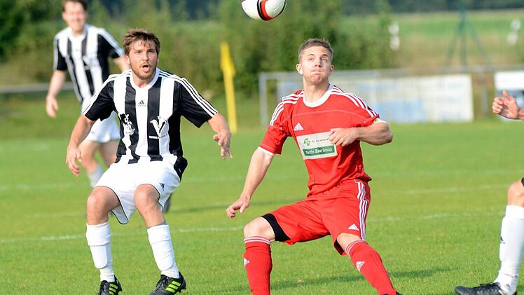 Vestenbergsgreuths Kapitän Christian Lottes (rechts) steht genau richtig, Ole Westerholt von der Victoria Erlangen dagegen weiß, dass er den Ball nicht mehr erreichen kann. Fotos: herzopress