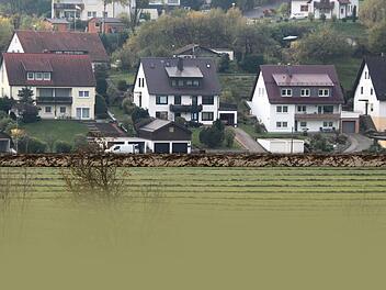 Die Mehltauer in Ködnitz: Einige Anwohner plädieren für einen Damm zum Schutz ihrer Anwesen und Garagen, darunter Thomas Wollnik (er wohnt im Haus rechts). Foto: Jochen Nützel
