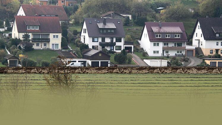 Die Mehltauer in Ködnitz: Einige Anwohner plädieren für einen Damm zum Schutz ihrer Anwesen und Garagen, darunter Thomas Wollnik (er wohnt im Haus rechts). Foto: Jochen Nützel