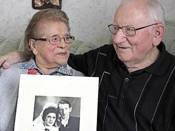 Lucy und Alfred Frankenberger mit dem Bild ihrer Hochzeit vor 65 Jahren Foto: Katharina Müller-Sanke