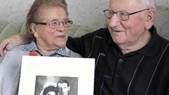 Lucy und Alfred Frankenberger mit dem Bild ihrer Hochzeit vor 65 Jahren Foto: Katharina Müller-Sanke