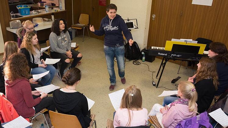 Franny Fuchs beim Probentag mit den jungen Sängerinnen von "Chorisma". Foto: Björn Hein