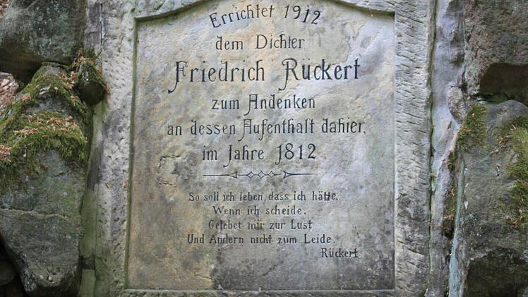 Am Tanzplatz haben spätere Besitzer des Gereuther Schlosses diesen Gedenkstein für Rückert errichtet.