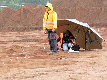 Auf Schritt und Tritt begegnen die Archäologen am Kersbacher Kreuz der Vergangenheit. Foto: Josef Hofbauer