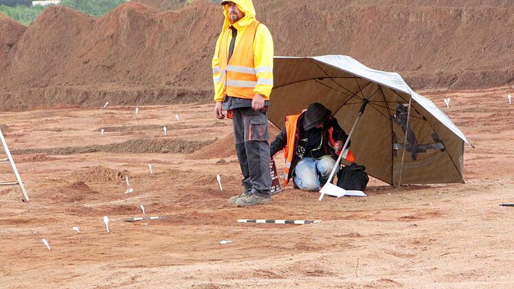 Auf Schritt und Tritt begegnen die Archäologen am Kersbacher Kreuz der Vergangenheit. Foto: Josef Hofbauer