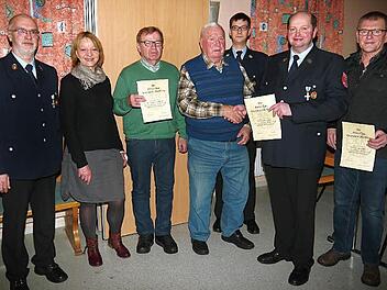 Ehrungen für langjährige Mitgliedschaft gab es bei der Hauptversammlung der Oberbrunner Feuerwehr. Im Bild (von links) Ralf Hilger, Eveline Zeis, Adolf Scheichenost, Andreas Gast, Martin Schmidt, Horst Amon und Ludwig Amon  Foto: Berthold Köhler