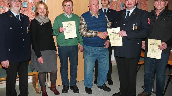 Ehrungen für langjährige Mitgliedschaft gab es bei der Hauptversammlung der Oberbrunner Feuerwehr. Im Bild (von links) Ralf Hilger, Eveline Zeis, Adolf Scheichenost, Andreas Gast, Martin Schmidt, Horst Amon und Ludwig Amon  Foto: Berthold Köhler