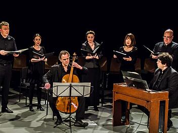 Martin Trepl, Luise Hecht, Johannes Keltsch, Stefanie Ernst, Tomoko Yasumura, Sascha Mai und Lorenzo Da Rio (von links) konzertierten in der Reithalle. Foto: Jochen Berger