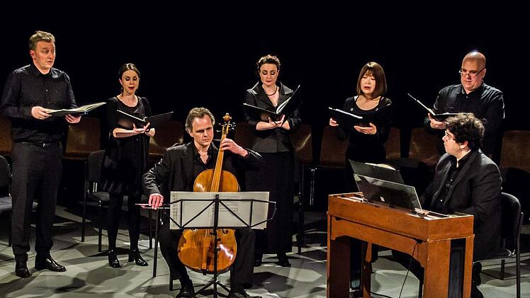 Martin Trepl, Luise Hecht, Johannes Keltsch, Stefanie Ernst, Tomoko Yasumura, Sascha Mai und Lorenzo Da Rio (von links) konzertierten in der Reithalle. Foto: Jochen Berger