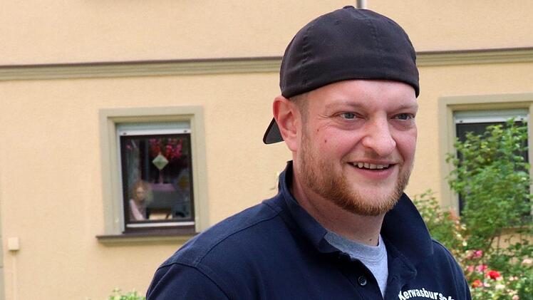 Flo bringt eine flüssige Spende vom Wirt.