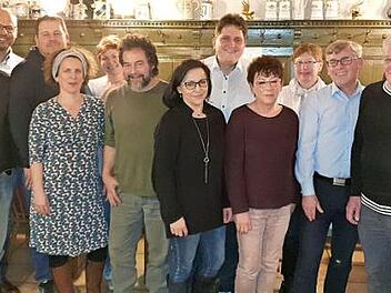 Das neue Vorstandsteam der Unabhängigen Kupferberger Wähler (von links): Stefan Kollerer, Bernd Weich, Bernd Stocker, Michael Kolenda, Michaela Stapf, Simone Pensel-Webersinke, Jan-Erik Wich, Ilona Blinninger, Werner Stapf, Ingrid Michel, Waltraud Hohenreuther, Dietmar Karger, Fred Jansch, Bürgermeister Alfred Kolenda und Harald Michel Foto: Klaus-Peter Wulf