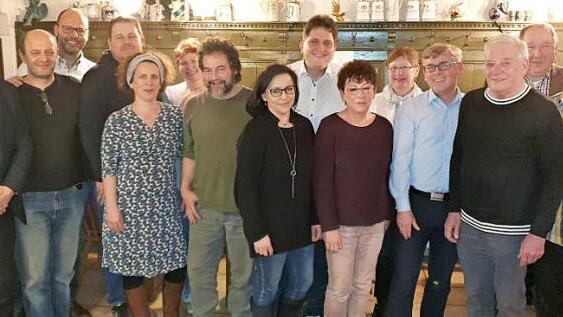 Das neue Vorstandsteam der Unabhängigen Kupferberger Wähler (von links): Stefan Kollerer, Bernd Weich, Bernd Stocker, Michael Kolenda, Michaela Stapf, Simone Pensel-Webersinke, Jan-Erik Wich, Ilona Blinninger, Werner Stapf, Ingrid Michel, Waltraud Hohenreuther, Dietmar Karger, Fred Jansch, Bürgermeister Alfred Kolenda und Harald Michel Foto: Klaus-Peter Wulf