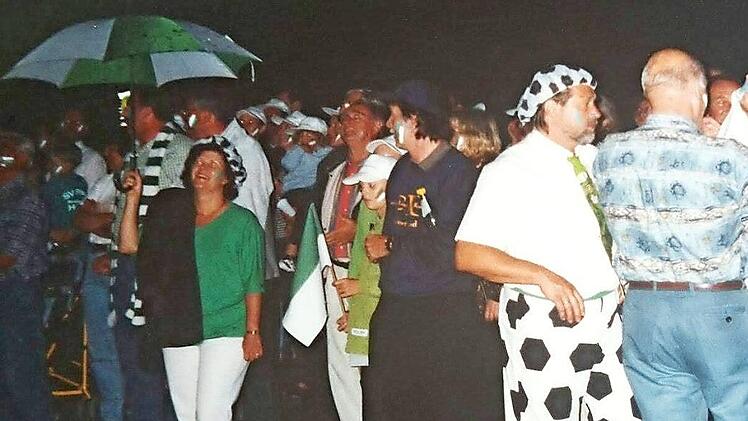 Nach dem Aufstieg ihrer Mannschaft gab es für die Friesener kein Halten mehr. Fotos: SV Friesen