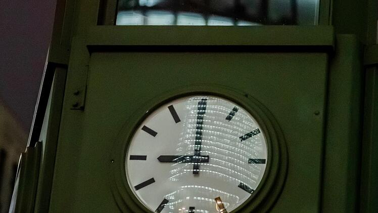 Bis dato ist in Bayern ab 22 Uhr Ausgangssperre. Müssen wir künftig schon um 21 Uhr zuhause sein?