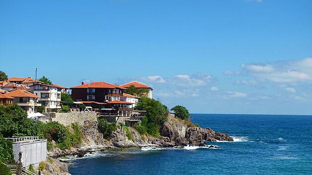 Sos&ograve;pol Bulgarien Schwarzmeerk&uuml;ste Altstadt Holzh&auml;user Strand Harmani Beach Kavatsite Beach UNESCO Weltkulturerbe Apollonia Festival K&uuml;stenstadt Sozopol g&uuml;nstig Urlaub Reiseziel 2026 Geheimtipp Meerblick Sonnenuntergang Stadttor Kirche Sveta Bogoroditsa Kopfsteinpflaster Gassen Hafen Fischerboote Nessebar Varna Burgas Schwarzes Meer Balkon historisch
