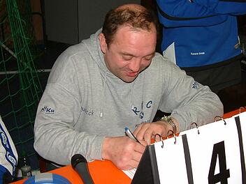 Beim Radsportverein Concordia Steinwiesen laufen alle Fäden beim Vorsitzenden Roland Kuhnlein zusammen. Zum Bayernliga-Auftakt am Samstag ist er unter anderem wieder für die Registrierung der Tore am Zähltisch zuständig. Foto: Hans Franz