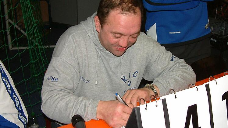 Beim Radsportverein Concordia Steinwiesen laufen alle Fäden beim Vorsitzenden Roland Kuhnlein zusammen. Zum Bayernliga-Auftakt am Samstag ist er unter anderem wieder für die Registrierung der Tore am Zähltisch zuständig. Foto: Hans Franz