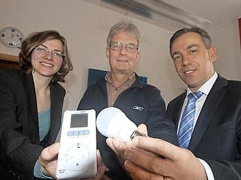 Ulrike Saul, Johannes Kollinger und Alexander Tritthart (v. l.) setzen auf Energiesparlampen, die Beratung und damit einen verminderten Stromverbrauch.  Foto: Michael Busch